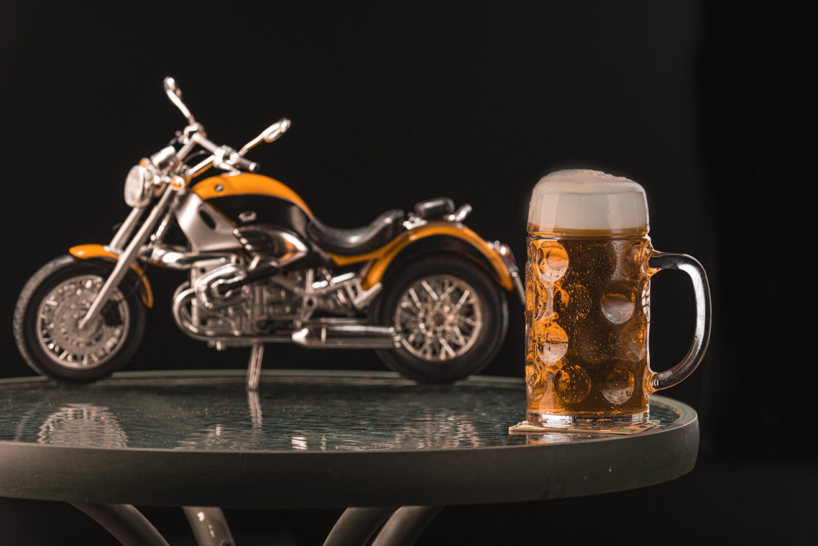 кружка пива с мотоциклом